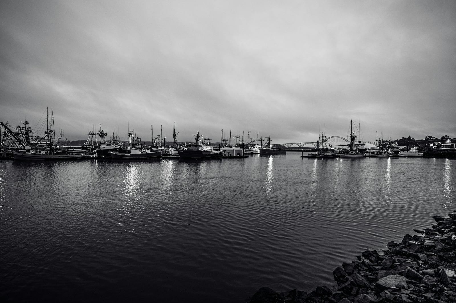 Pesca de muelle sobre el océano Atlántico