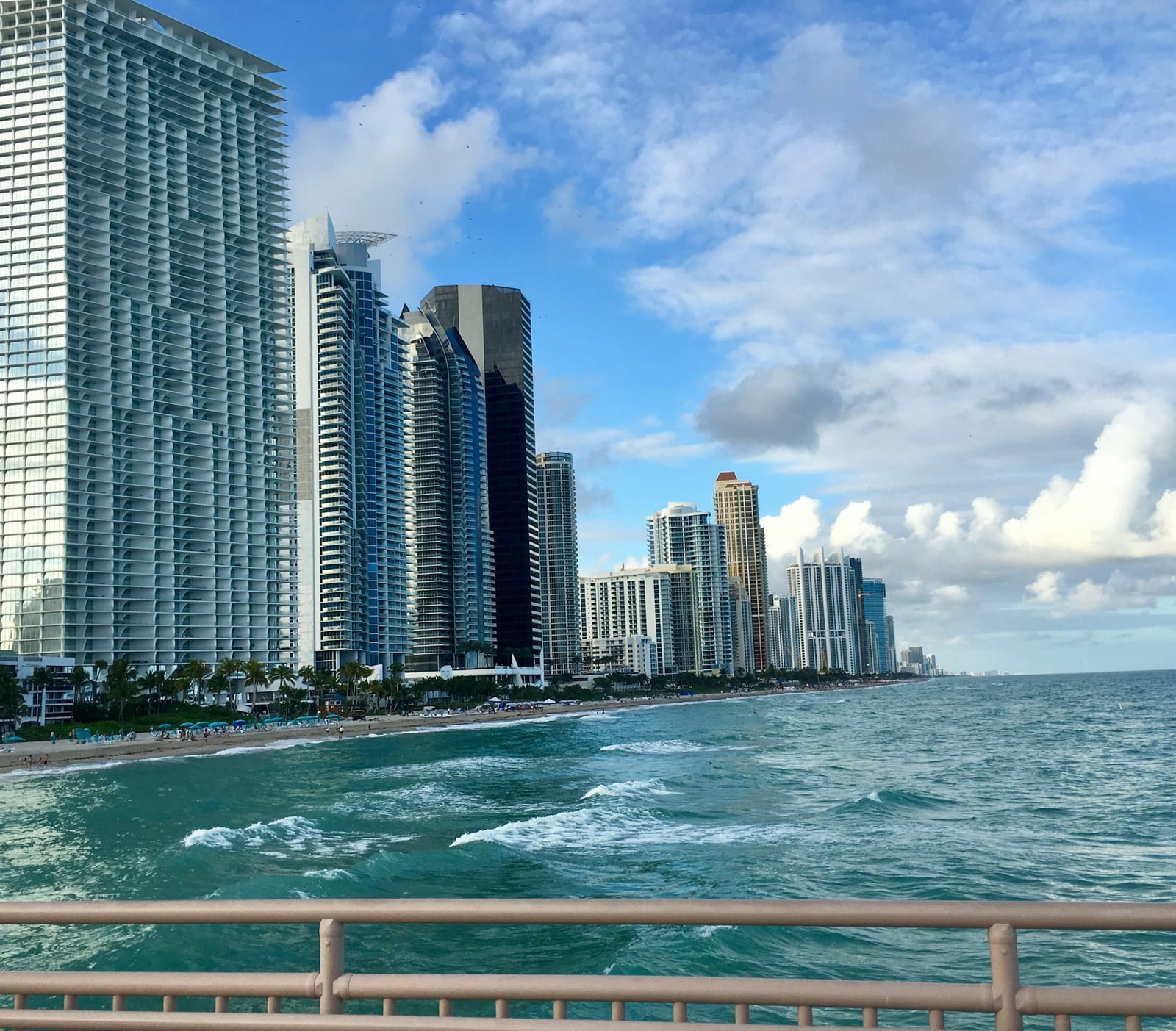 Vista de Sunny Isles Beach desde el muelle
