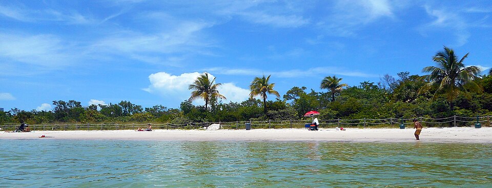 Playa en Biscayne Bay con vista al skyline de Miami