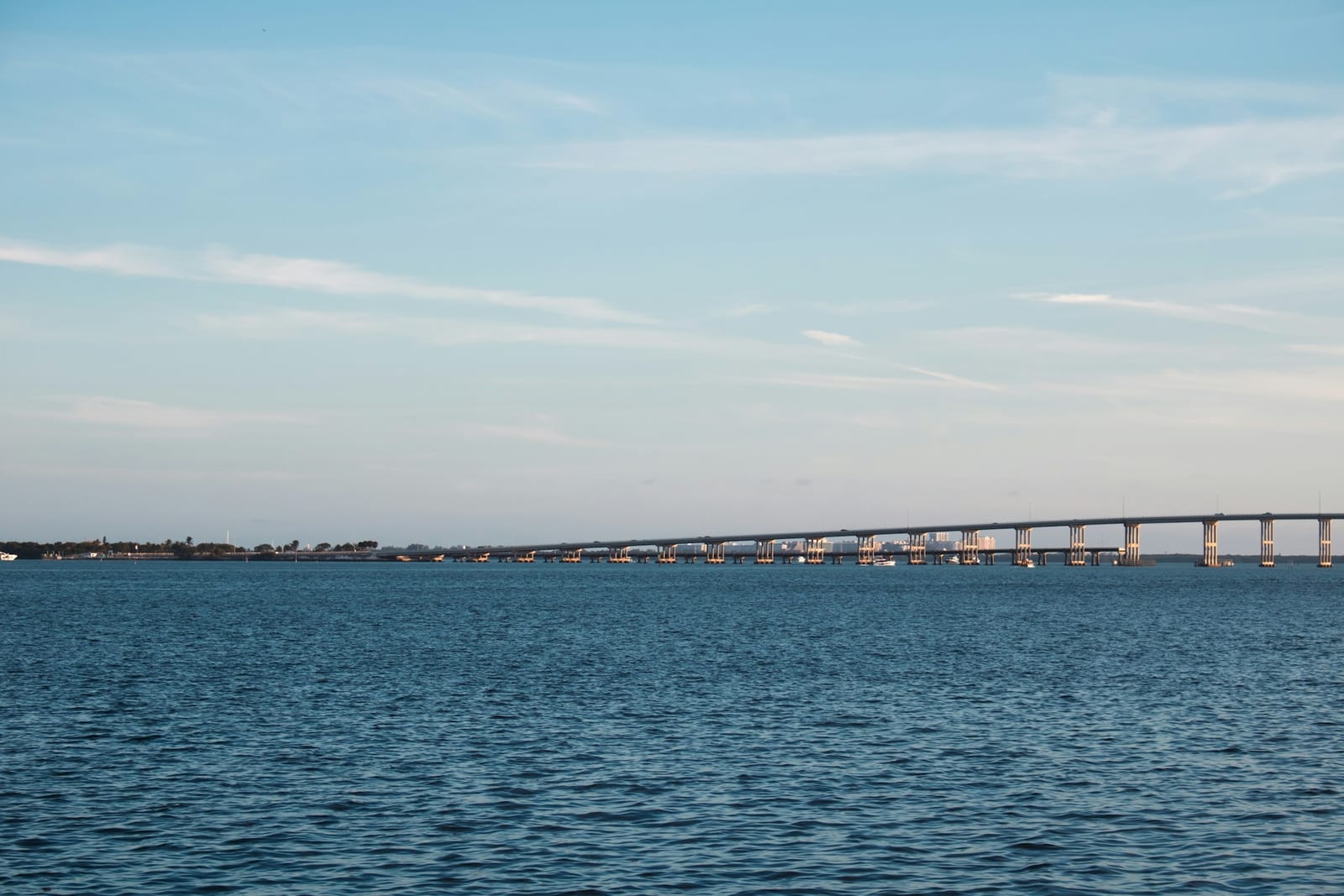 Skyline de Miami visto desde el Rickenbacker Causeway