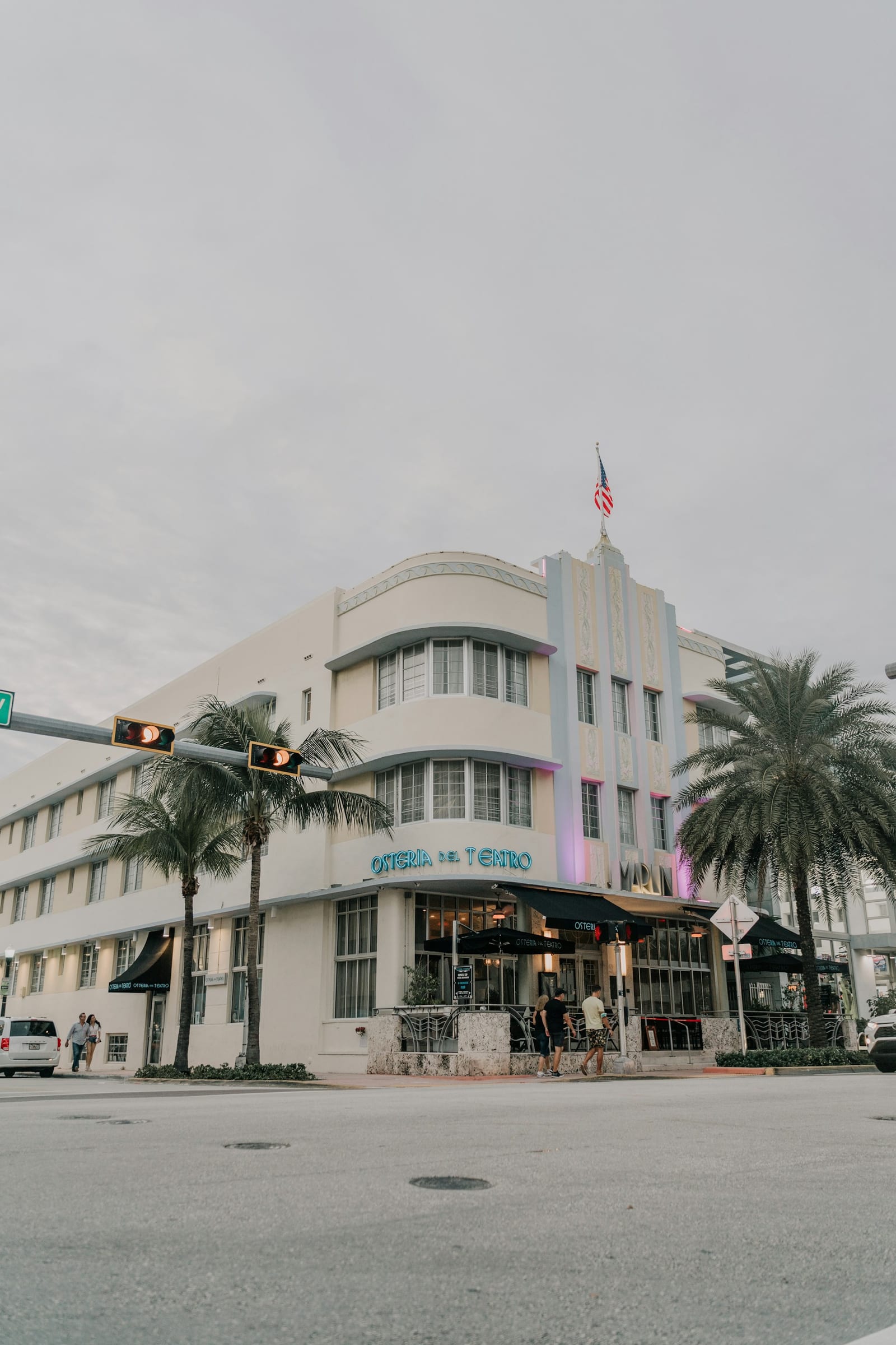 Paseo peatonal de Lummus Park con palmeras en South Beach