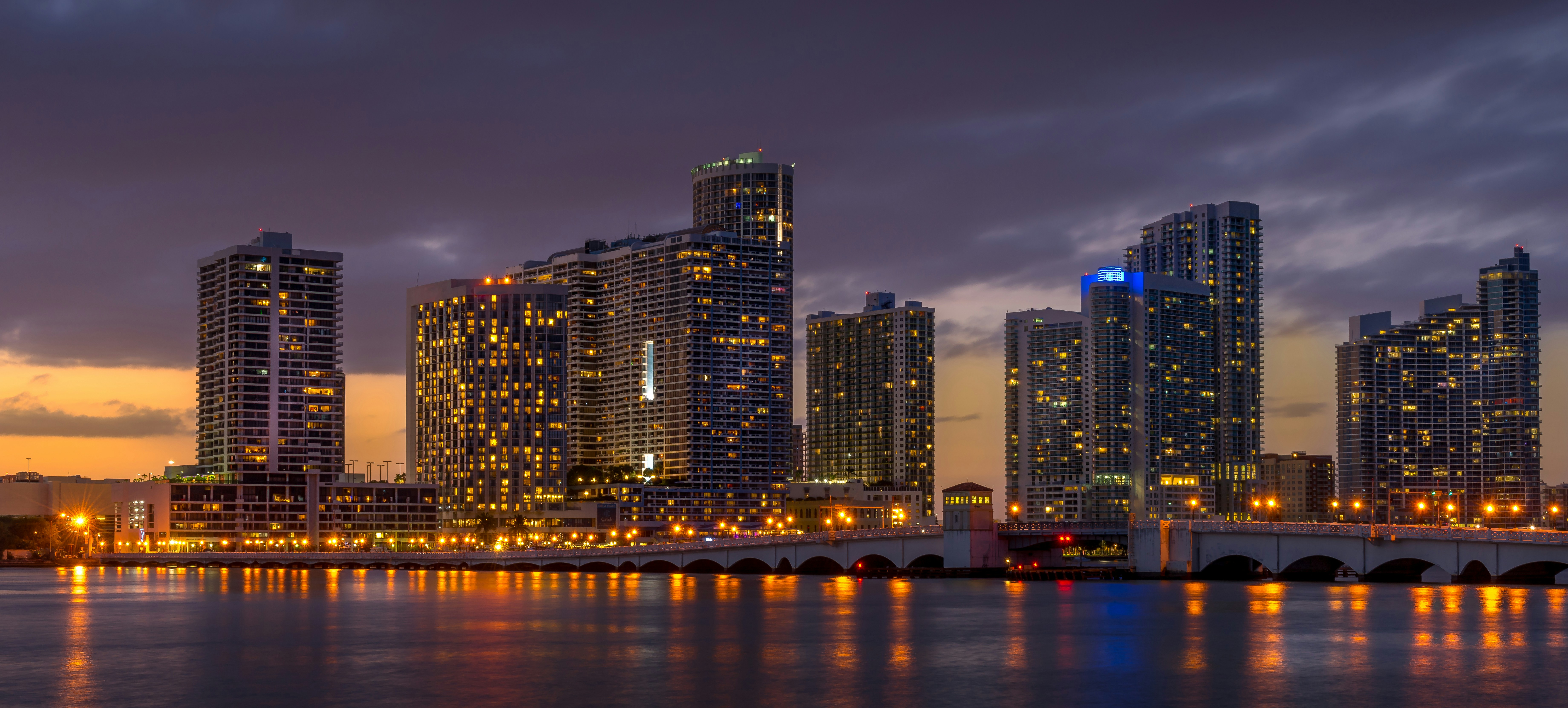 Skyline de Miami de noche — luces reflejadas en la bahía